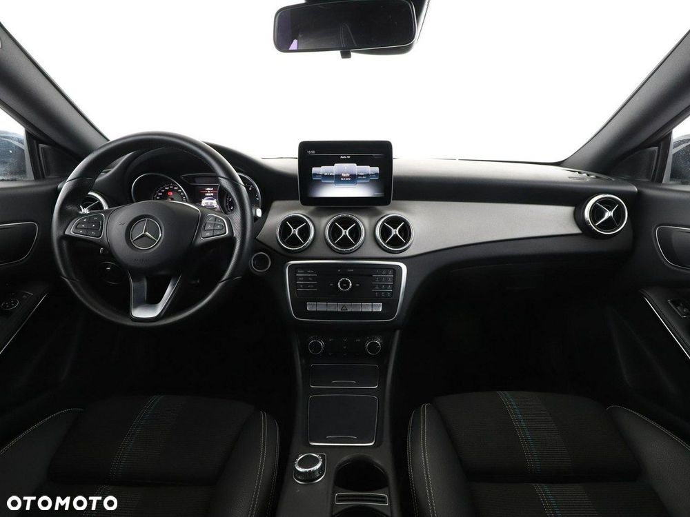 Mercedes-Benz CLA 180 7G-DCT Urban - 16