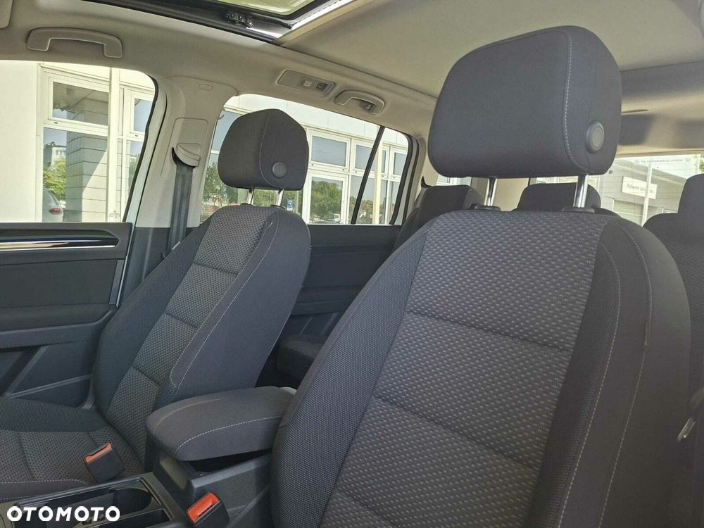 Volkswagen Touran - 11
