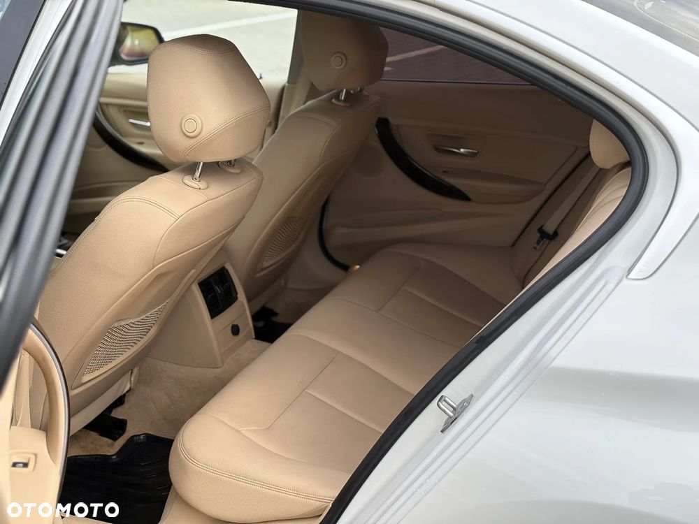 BMW Seria 3 328i xDrive Luxury Line - 12