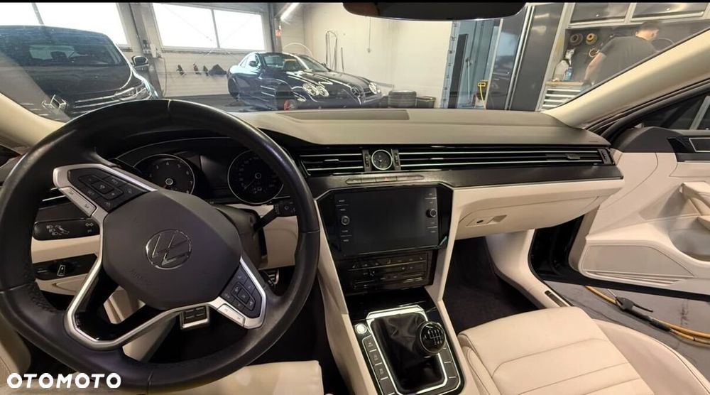 Volkswagen Passat - 12