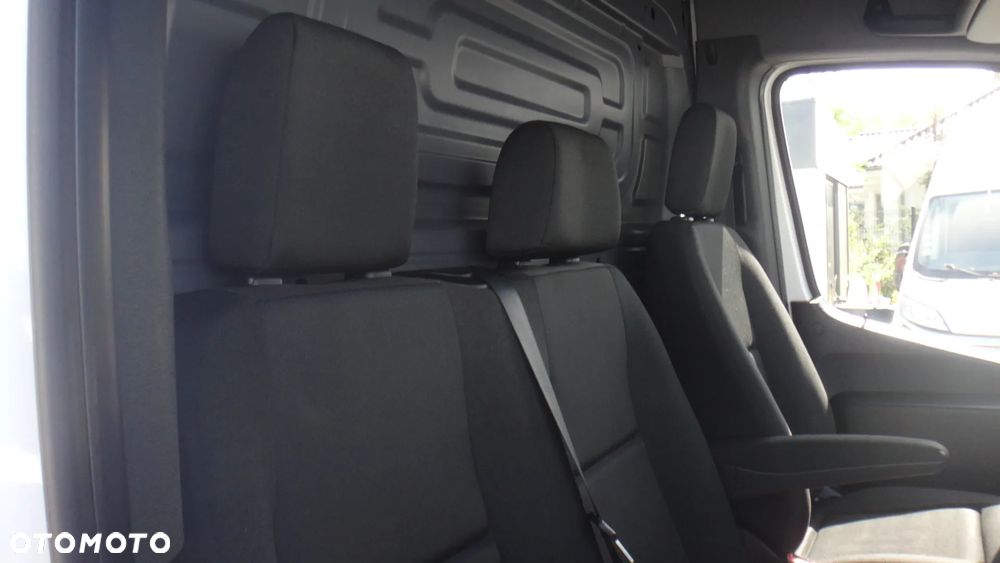 Mercedes-Benz Sprinter - 12