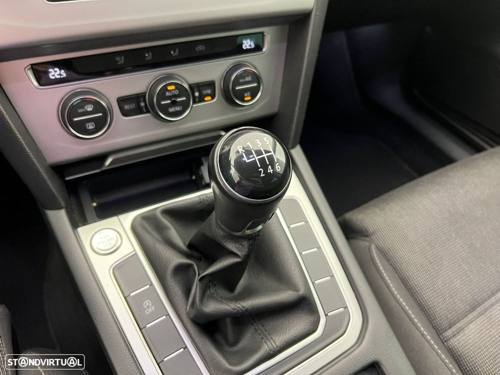 VW Passat Variant 2.0 TDi Confortline - 8