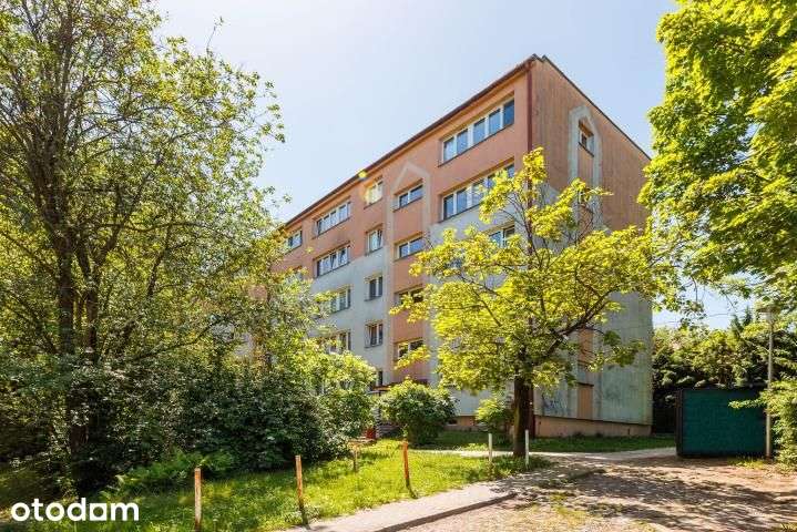 Trzypokojowe mieszkanie w niskim bloku.