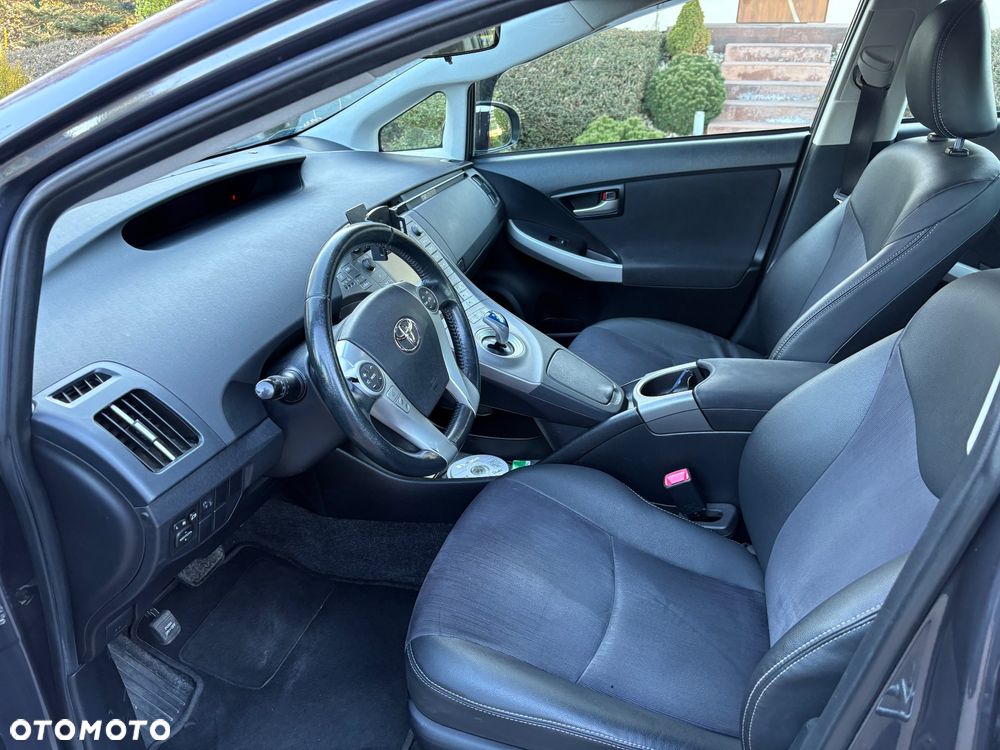 Toyota Prius (Hybrid) - 14