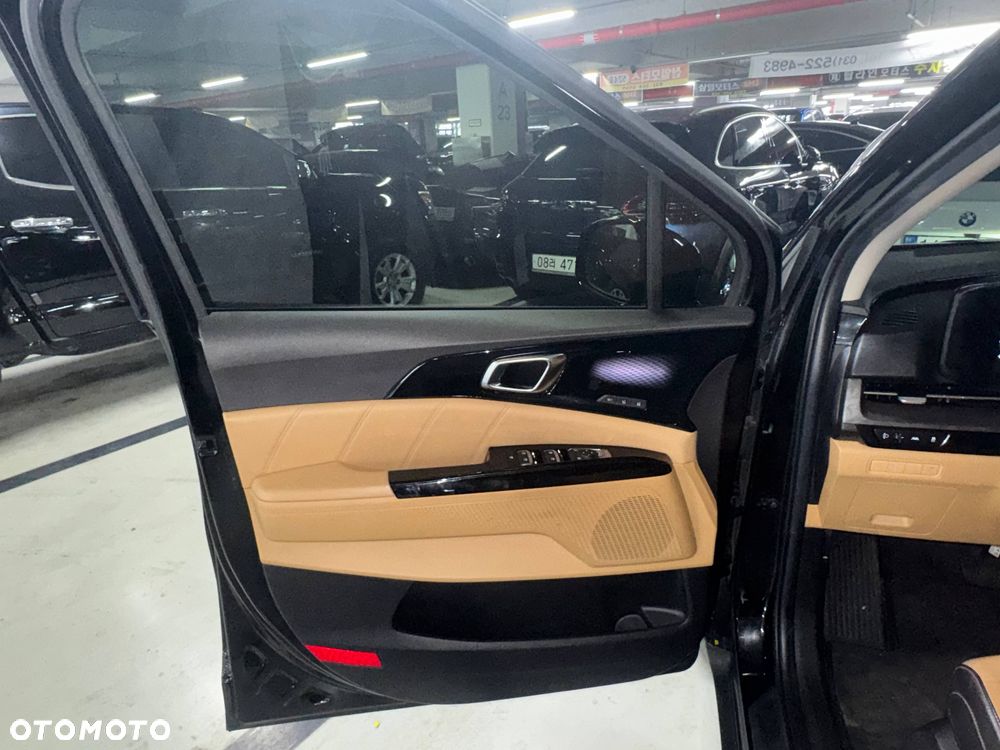 Kia Carnival - 12