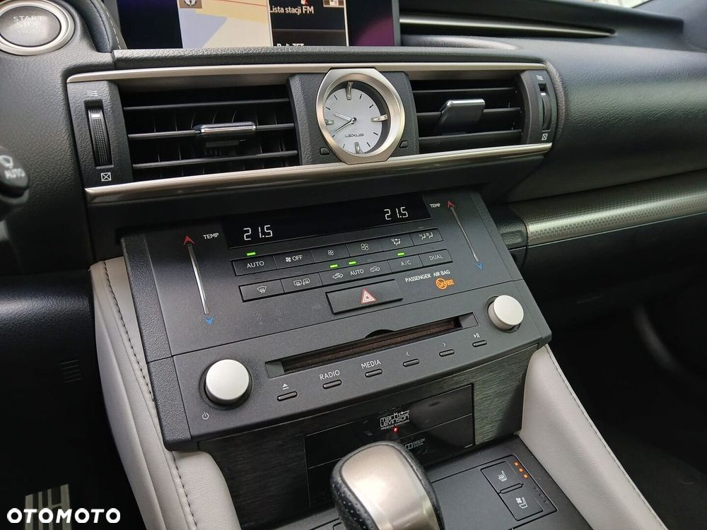 Lexus RC 200t / 300 F Sport - 23