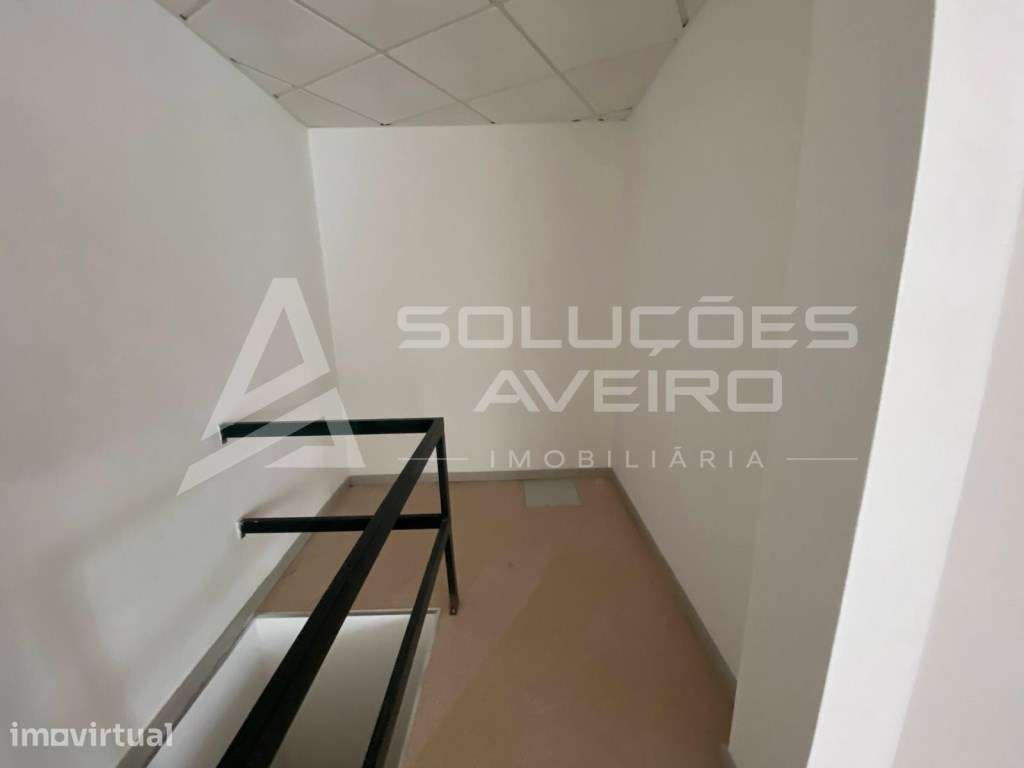 Loja ampla com montra, composta por dois pisos destinado a comercio... - Grande imagem: 5/9
