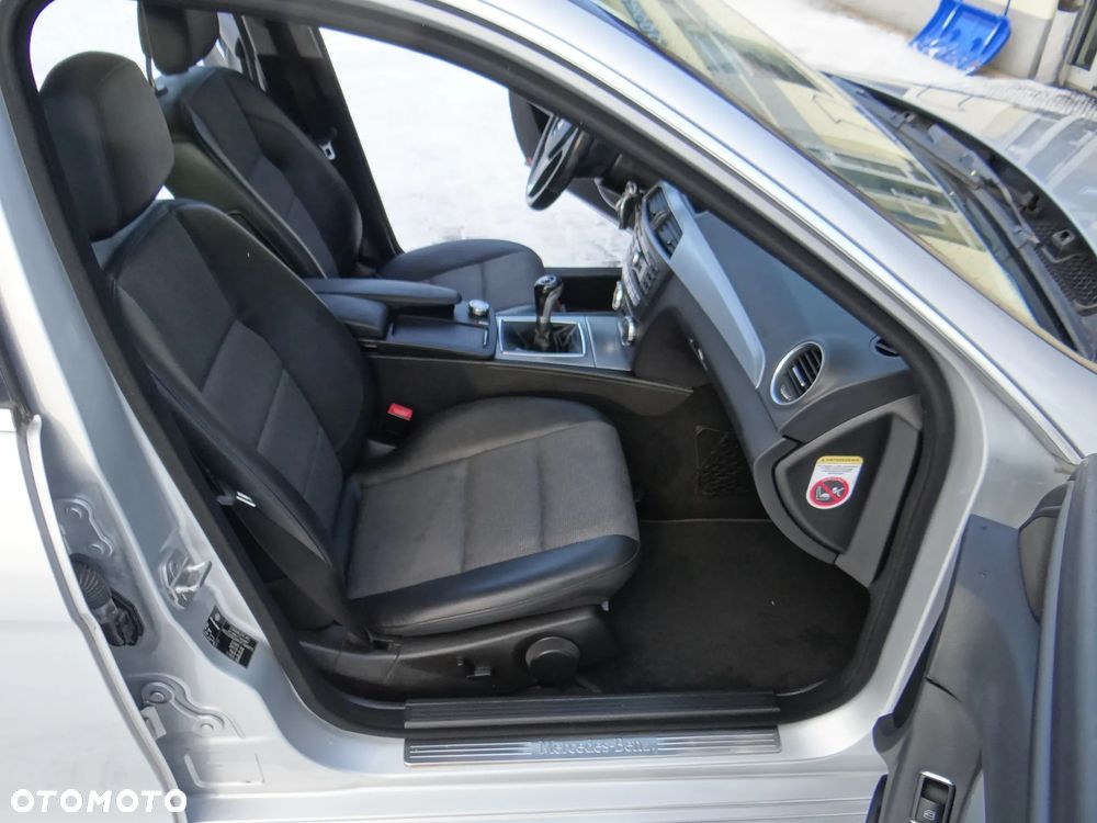 Mercedes-Benz Klasa C 180 CGI BlueEff Avantgarde - 30