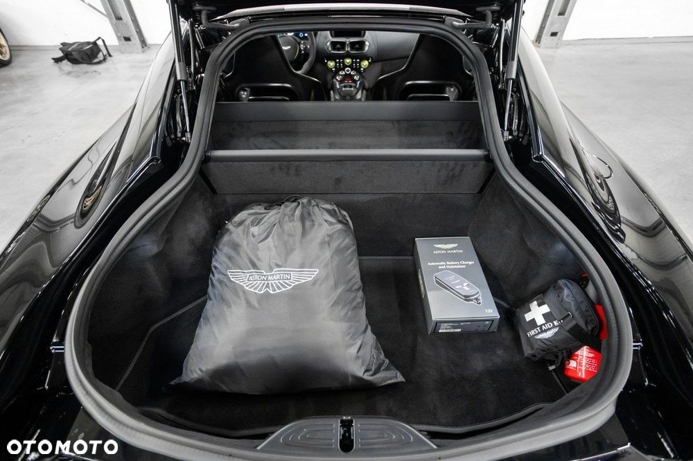 Aston Martin Vantage - 31