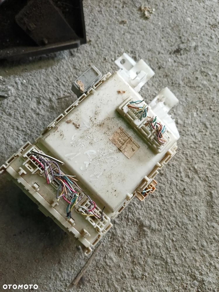 SKRZYNA BEZPIECZNIKÓW TOYOTA YARIS II 06-11 82730-52371 - 1