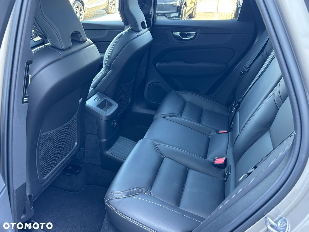 Volvo XC 60 T6 Plug-In Hybrid AWD Ultra Dark - 11