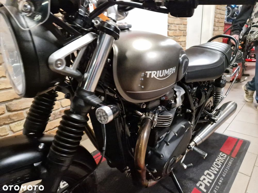 Triumph Street Twin - 32