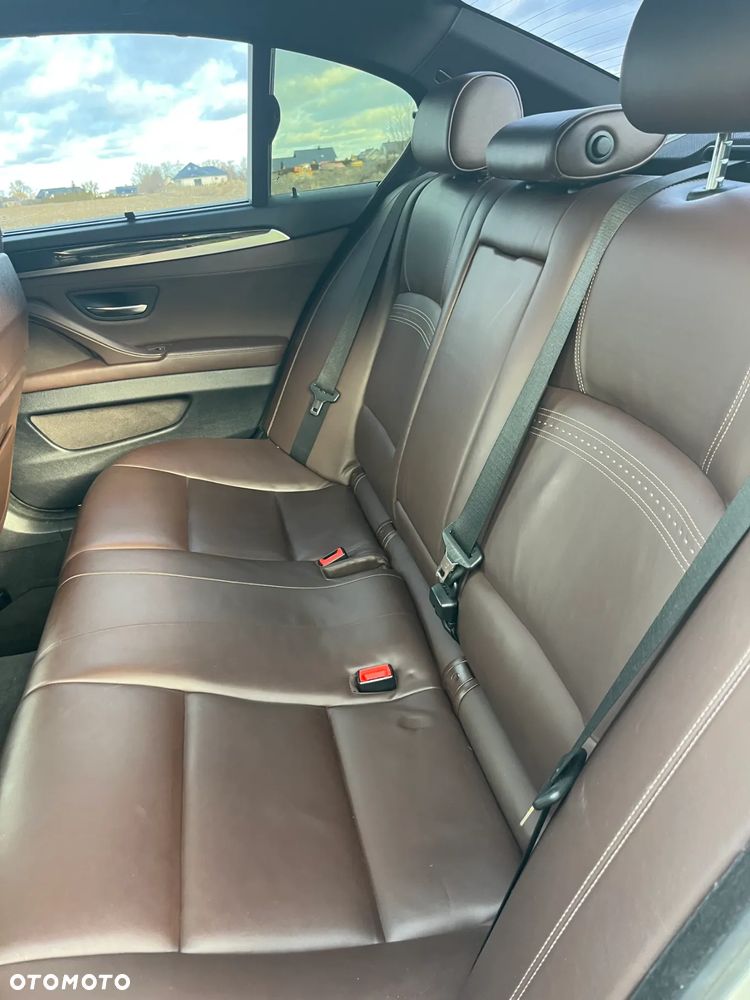 BMW Seria 5 550i xDrive - 25