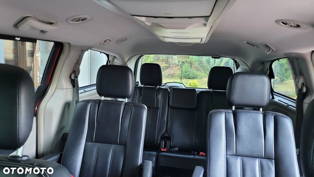 Chrysler Town & Country - 11