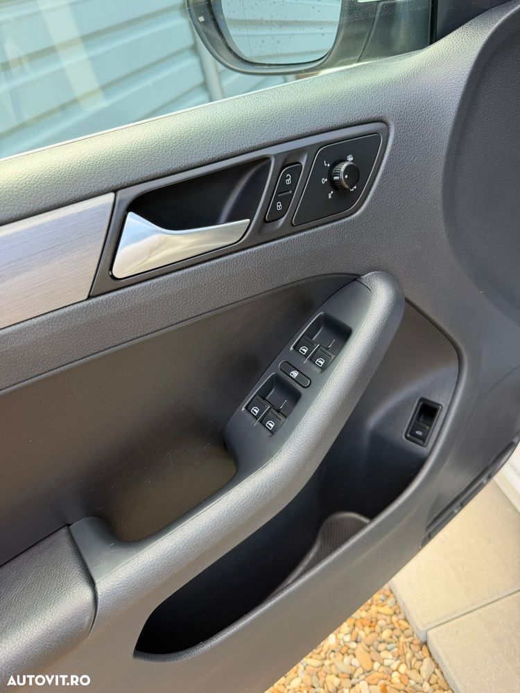 Volkswagen Jetta 2.0 TDI Highline - 17