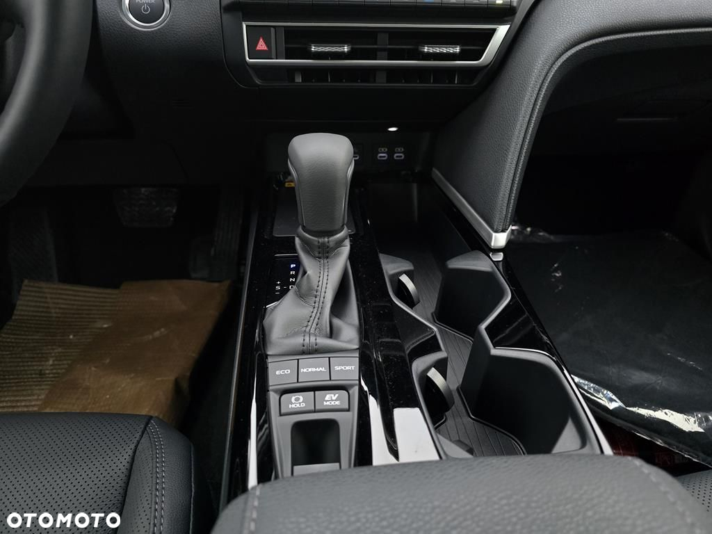 Toyota Camry 2.5 Hybrid Executive CVT - 24
