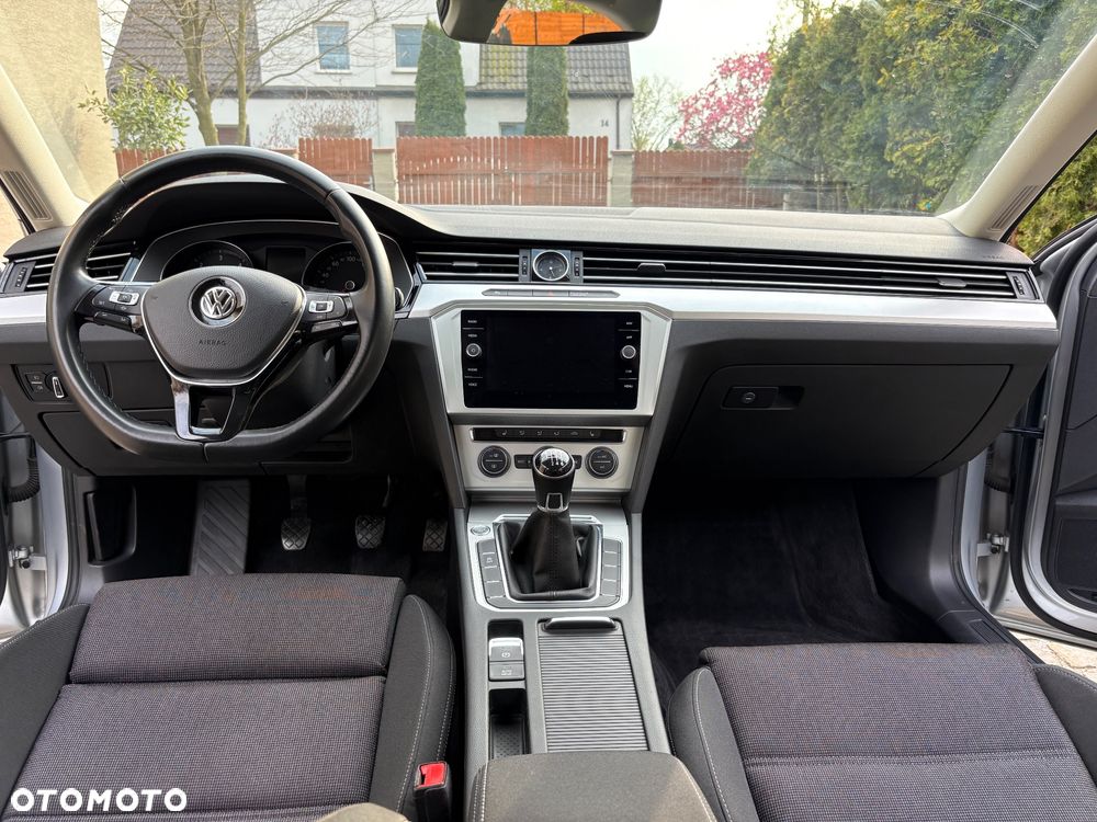 Volkswagen Passat 2.0 TDI SCR Comfortline - 12