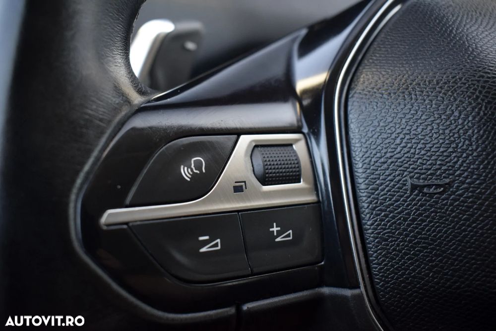 Peugeot 3008 1.2 PureTech Turbo S&S EAT8 Allure - 17