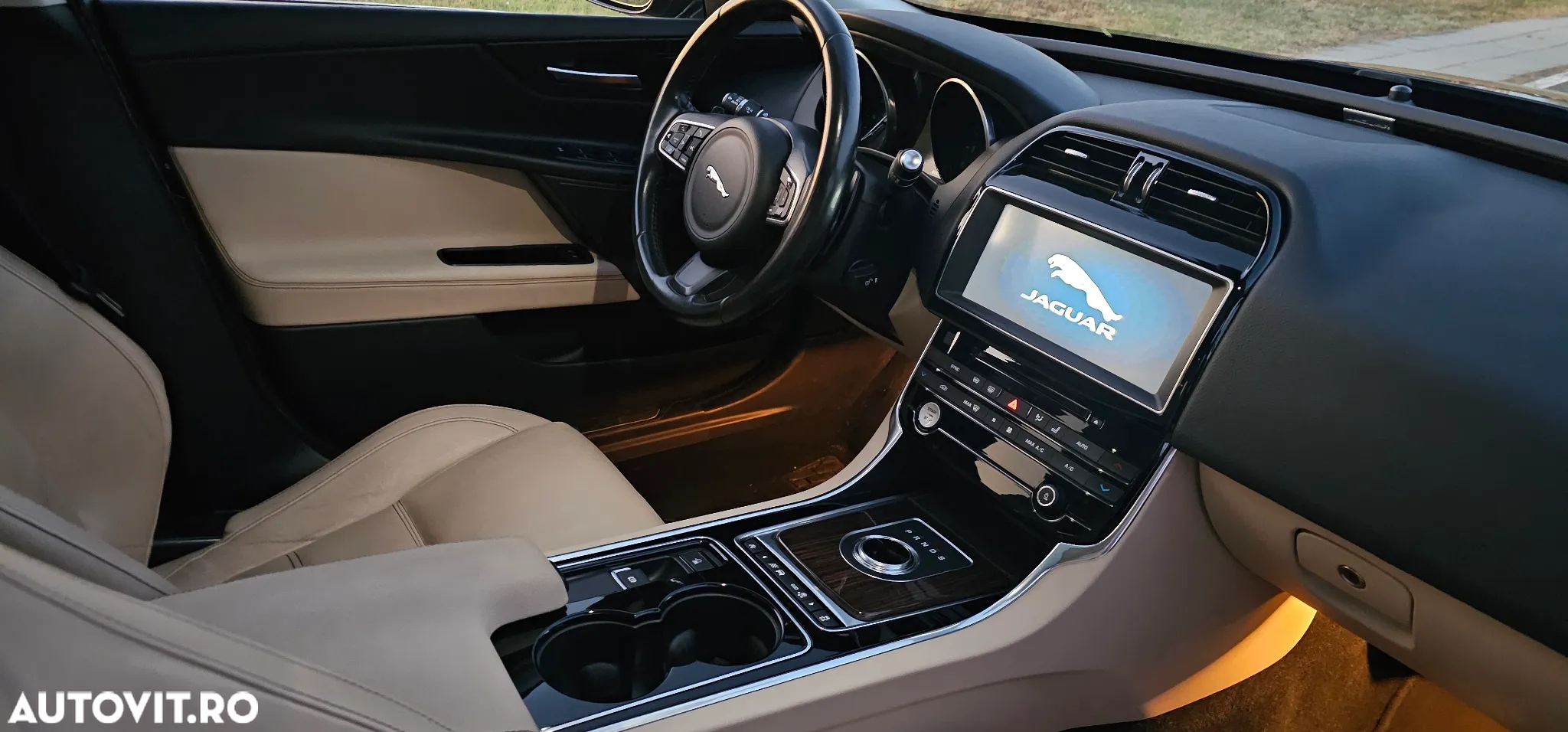 Jaguar XE 2.0 R-Sport - 28