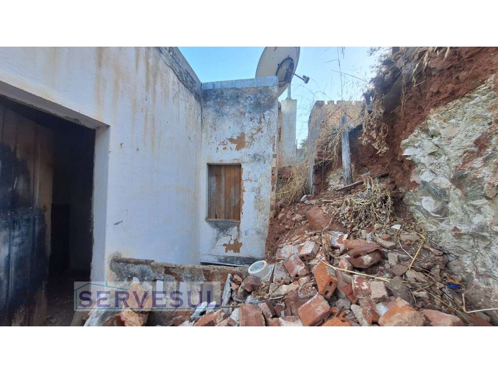 Casa antiga por recuperar, localizada junto do castelo de Silves. - Grande imagem: 4/20