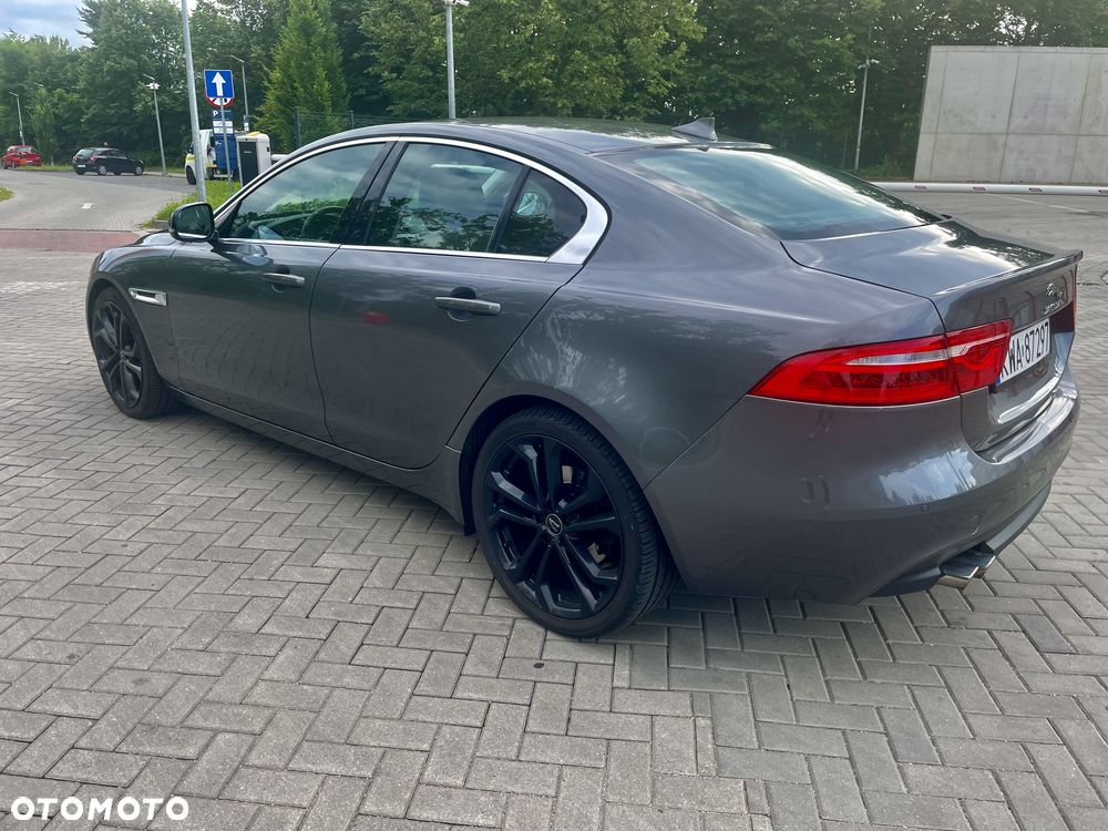 Jaguar XE 2.0 D Portfolio - 4