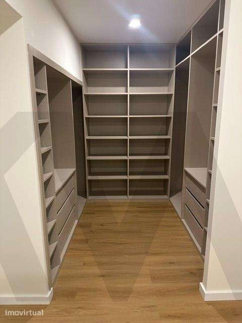 Apartamento T2 Completamente Remodelado - Centro Ericeira - Grande imagem: 3/33