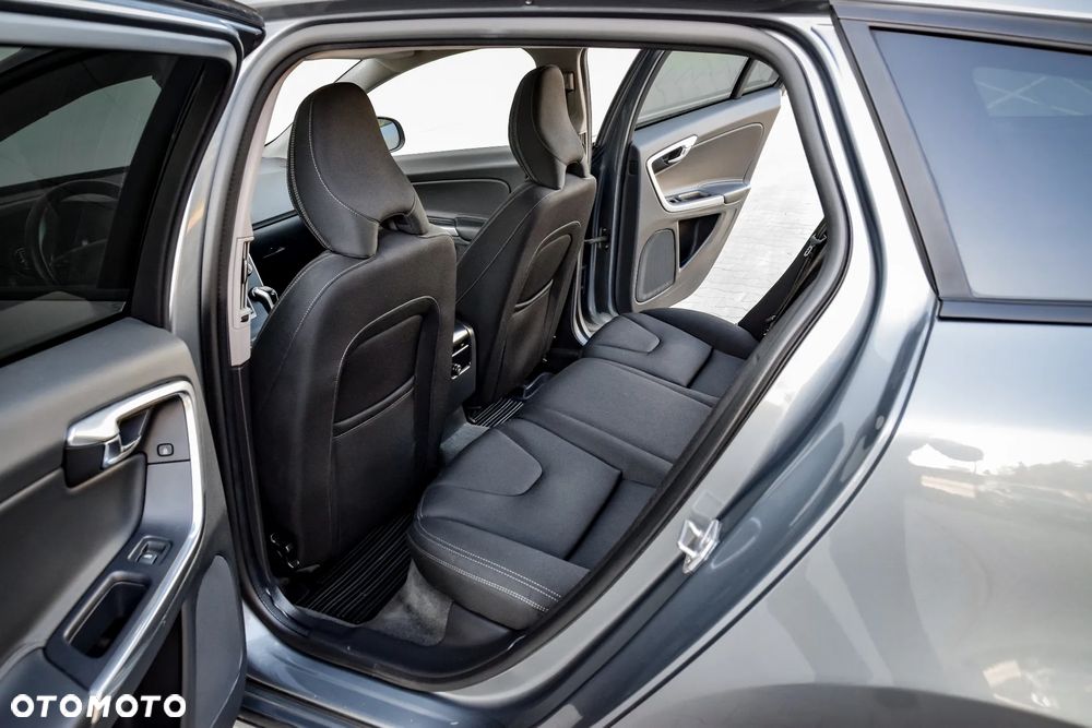 Volvo V60 D3 Drive-E Momentum - 24