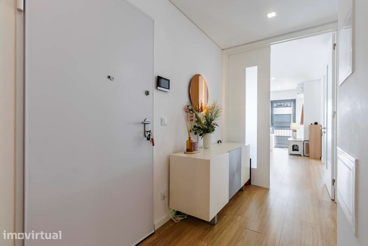 Apartamento T2 c/ Suíte, Varandas e Wallbox na Urbanização da Atalaia, - Grande imagem: 4/47