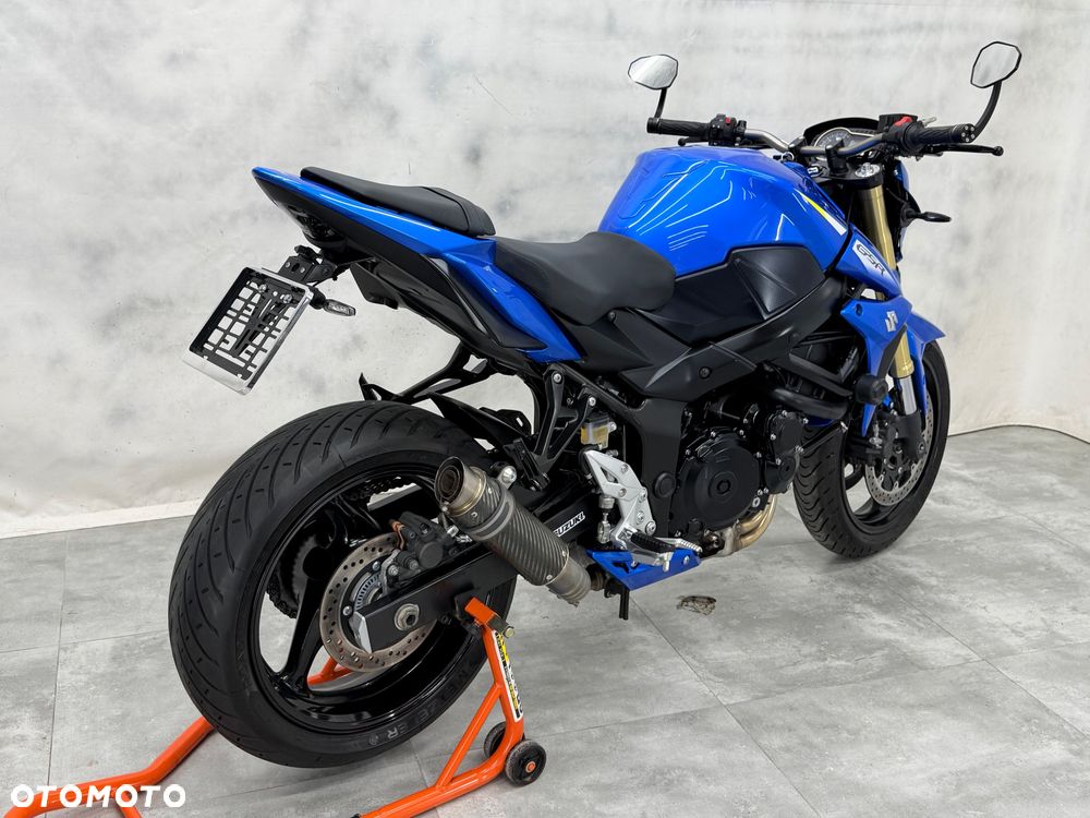 Suzuki GSR - 7
