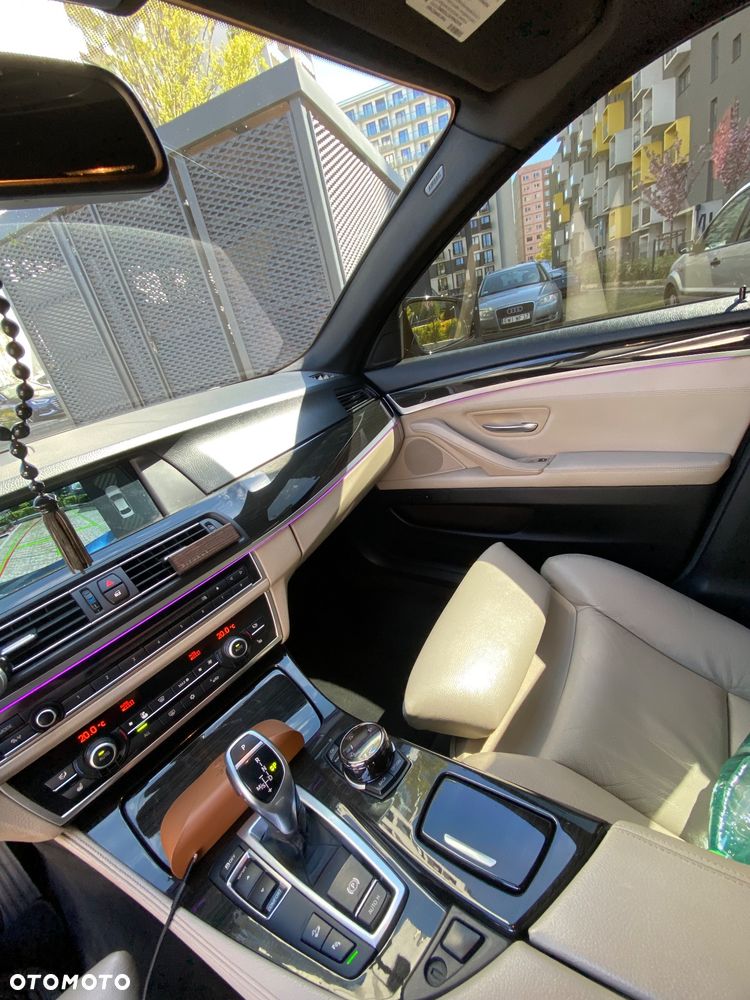 BMW Seria 5 525d xDrive - 32