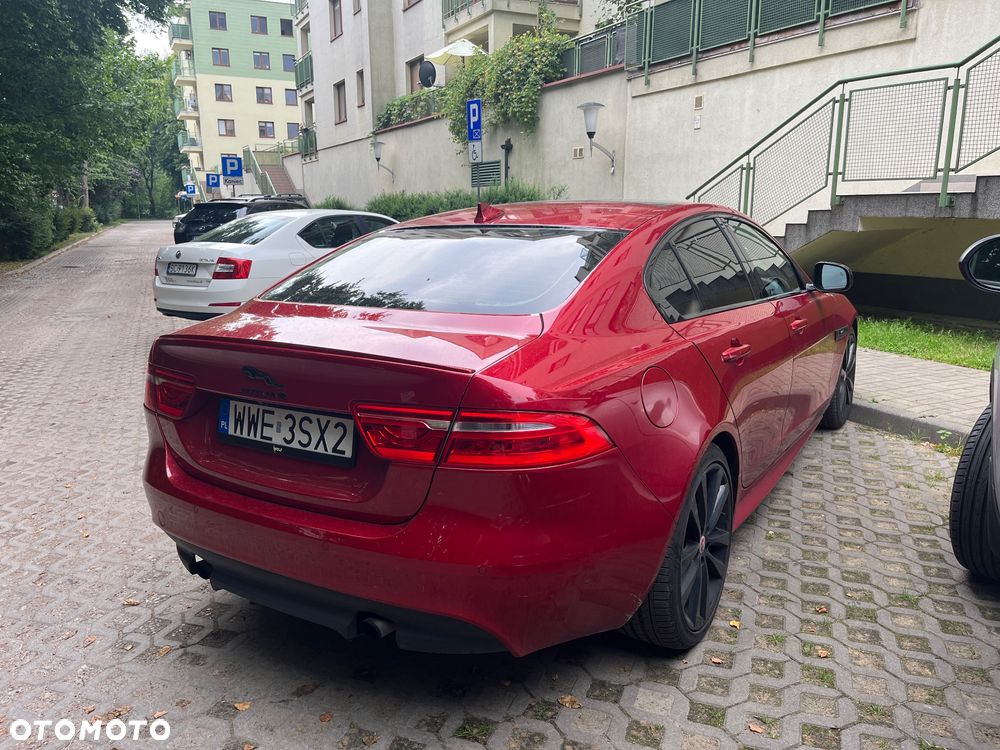 Jaguar XE 2.0 T R-Sport - 4