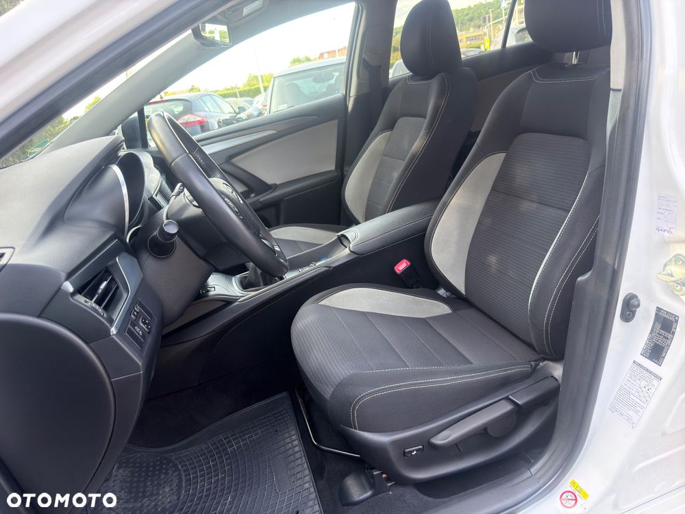 Toyota Avensis 2.0 D-4D Premium - 21