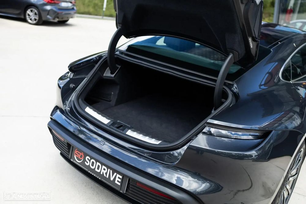 Porsche Taycan - 32
