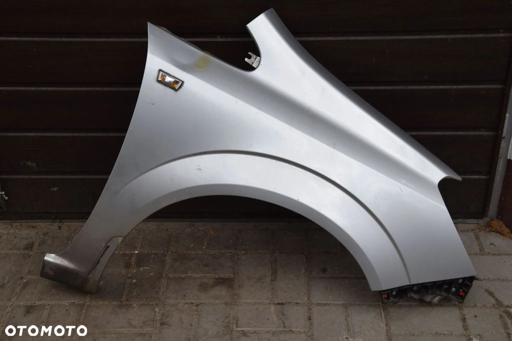 Opel Zafira B 05-14 Błotnik prawy przód srebrny Z157 bez korozji , do malowania - 1