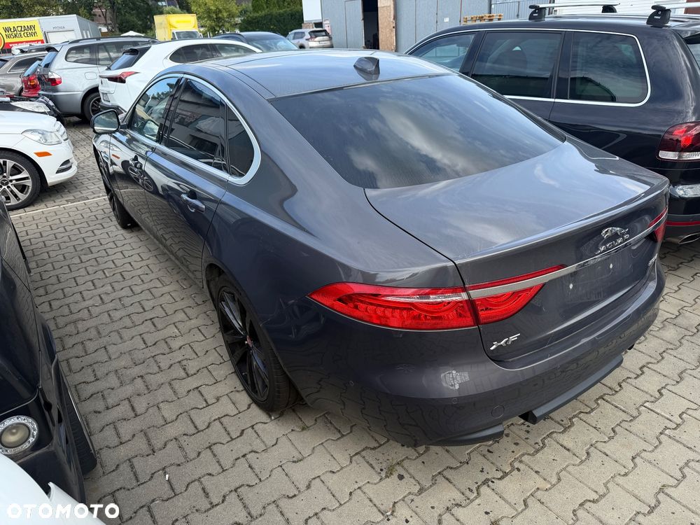 Jaguar XF 30d Prestige - 3
