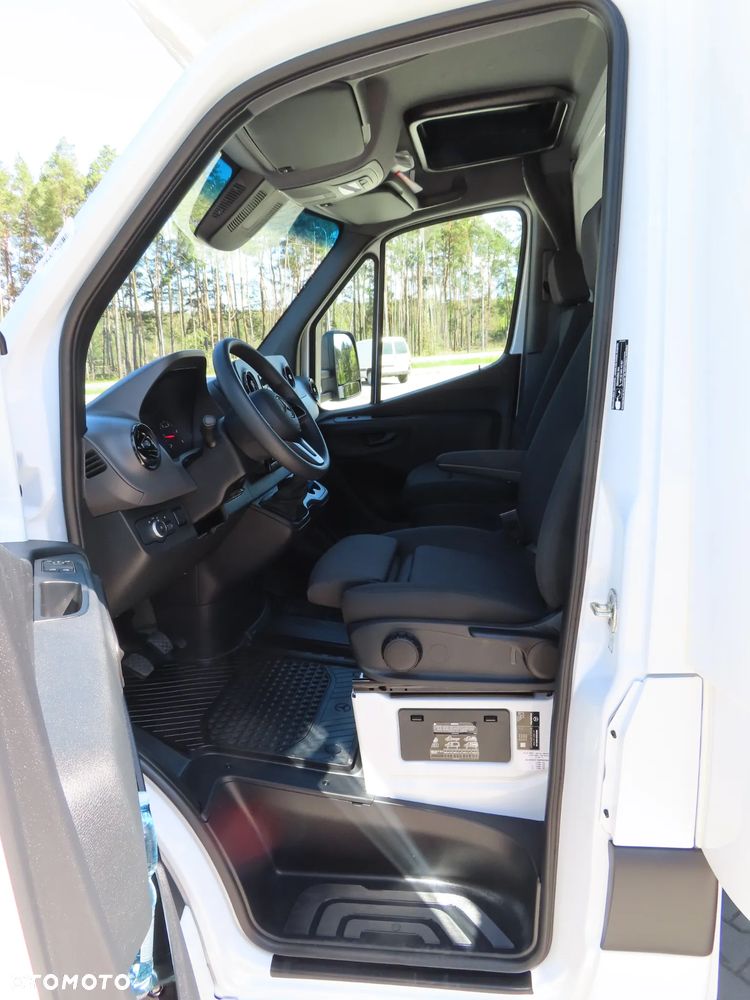 Mercedes-Benz Sprinter 517 CDI 170 KM Plandeka 12 E.Palet 5520 mm Dł. Skrzynia 2453 mm Szeroka TYLNE DRZWI KONTENEROWE Rozstaw Osi 4325 mm DMC 3500 Kg Ładowność 823 Kg WZMACNIANY Załadunek Wysokość Rampowa AMAZON Kabina Sypialniana SPOJKAR SPOJTRAK XL Nowy Nie Używany Gotowy Dostępny OKAZJA - 33