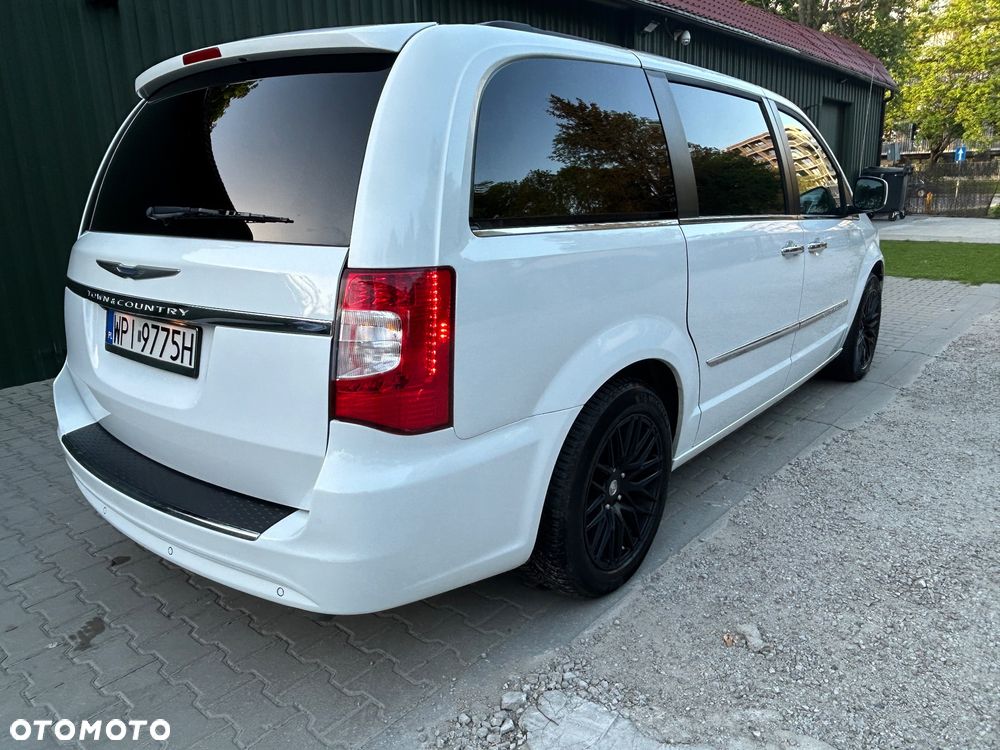 Chrysler Town & Country - 3