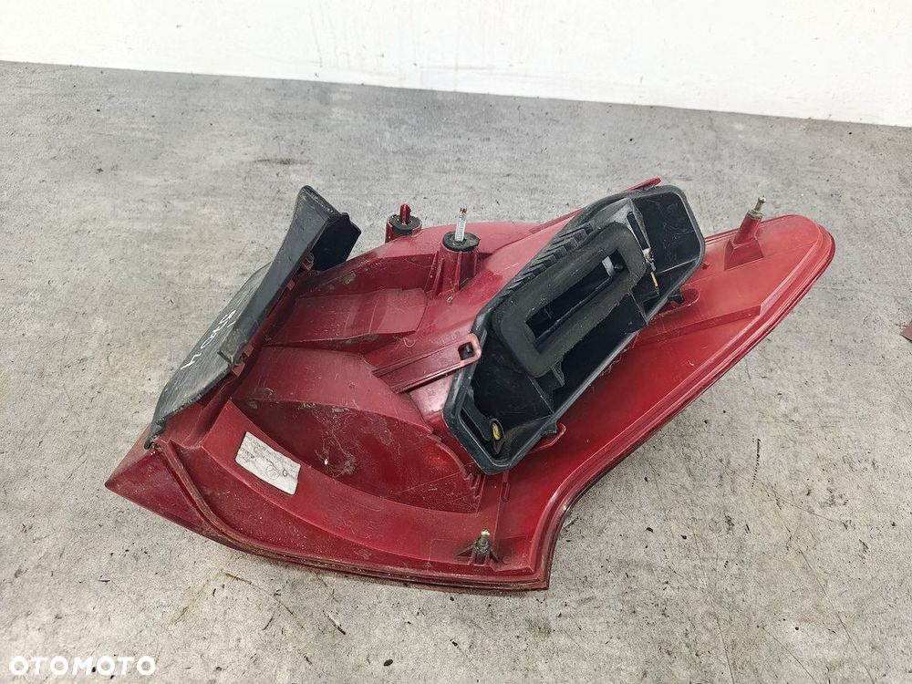LAMPA TYLNA LEWA PEUGEOT 407 SW 9641948780 KOMBI - 4