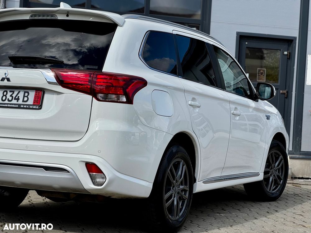 Mitsubishi Outlander 2.4 4WD Plug-In Hybrid Plus - 35