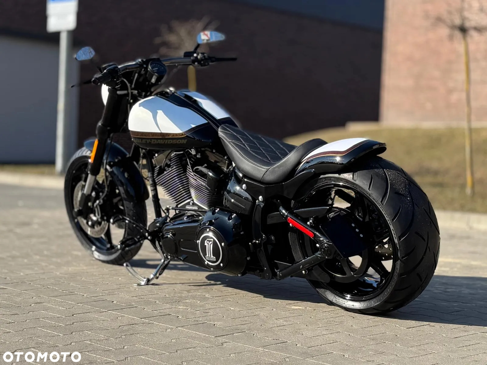 Harley-Davidson Softail Breakout - 19