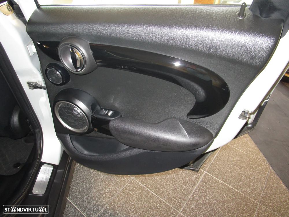 MINI 5 Portas Cooper SD Sport Aut. Seven - 34