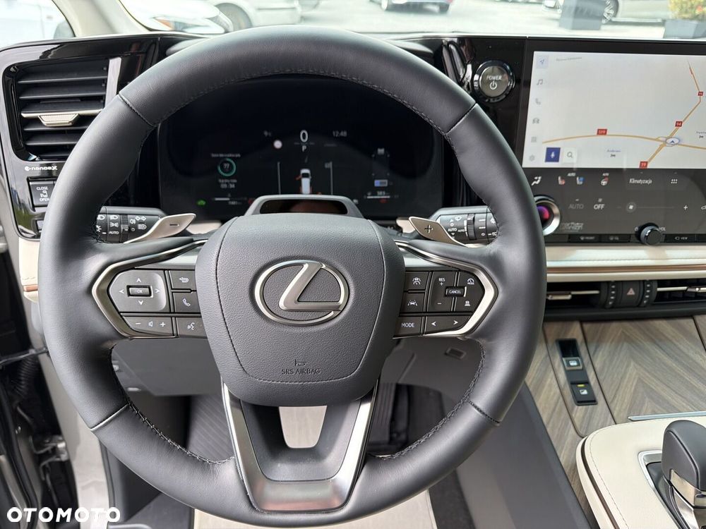 Lexus LM - 16