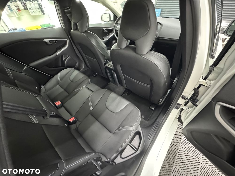 Volvo V40 T2 Geartronic Momentum - 23