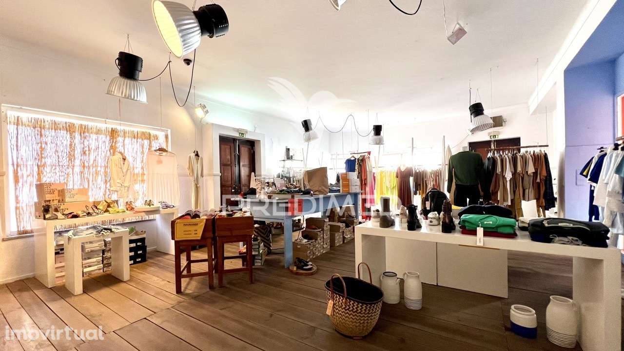 Moradia Com Logradouro e 2 Espaços Comerciais, Centro de Porto Covo. - Grande imagem: 2/35