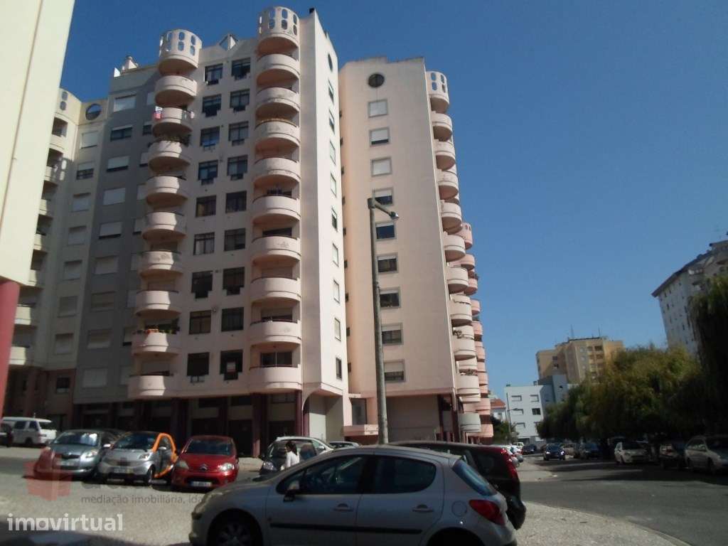APARTAMENTO T1 NÃO MOBILADO E SEM COZINHA EQUIPADA. Junto a Rua do ... - Grande imagem: 2/16