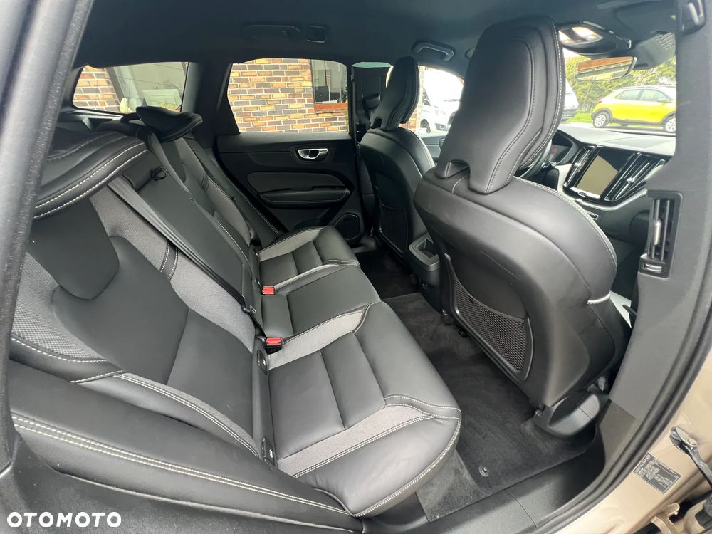 Volvo XC 60 B4 D AWD Plus Dark - 21