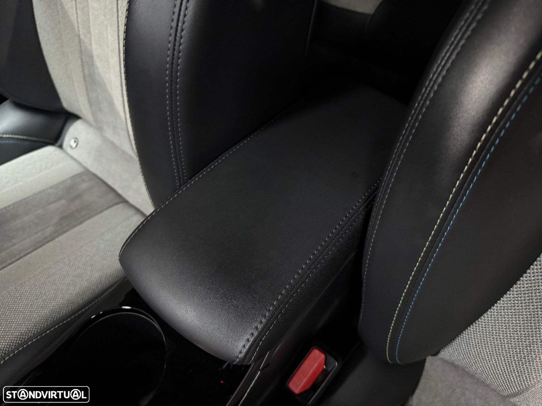 Peugeot e-2008 50 kWh GT - 11