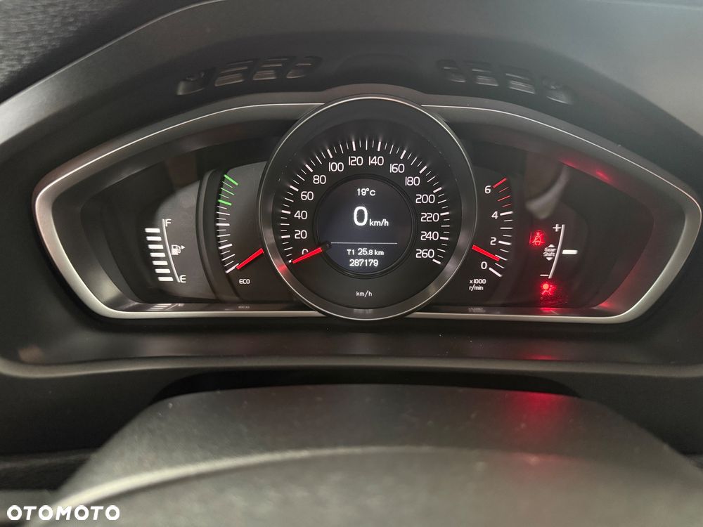 Volvo V40 D3 Momentum - 21