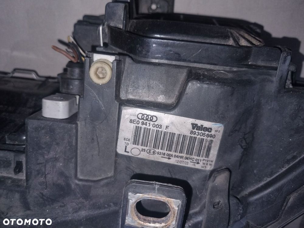 Lampa lewa przód Audi A4 B6 8E0941003F - 2