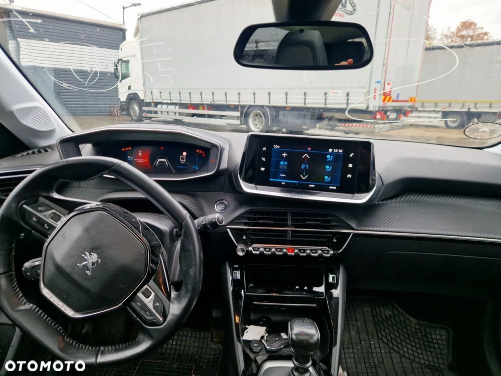 Peugeot 208 - 11